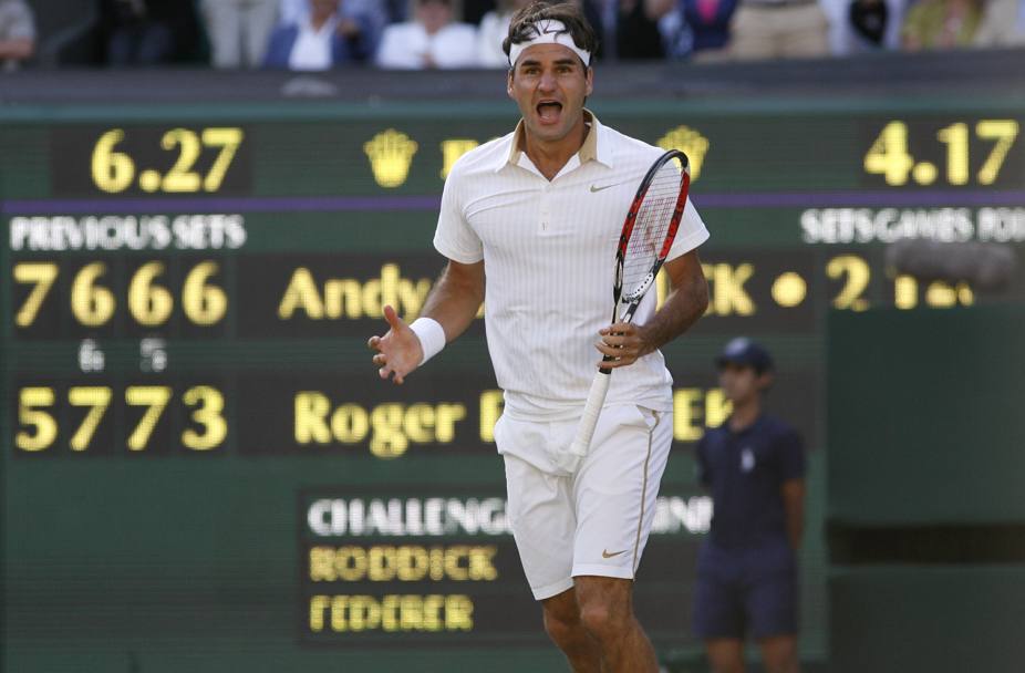 Luglio 2009: dopo un anno di astinenza sull’erba di Wimbledon Federer torna al successo battendo in finale Andy Roddick (Afp)